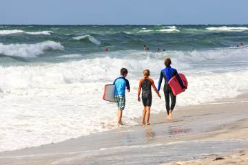 Guys with bodyboards on the shore